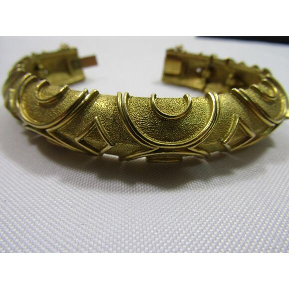 Gold Tone Texture Link Bracelet Oval Half Moon Chain Boho Cottagecore - Picture 5 of 5